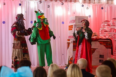 Детская площадка в подарок. Шулейко поздравил воспитанников пансионата \"Васильки\" в Щучинском районе