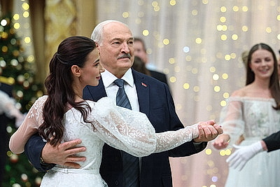 Вальс, кадриль и полонез. Дворец Независимости собрал участников красочного новогоднего бала