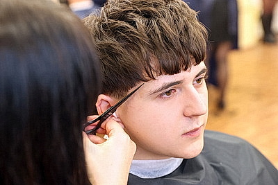 \"Золотые ножницы\" в деле. Более 20 парикмахеров сражаются за победу на конкурсе в Гомеле