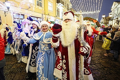 Шествие Дедов Морозов и Снегурочек собрало в Гродно более 700 участников
