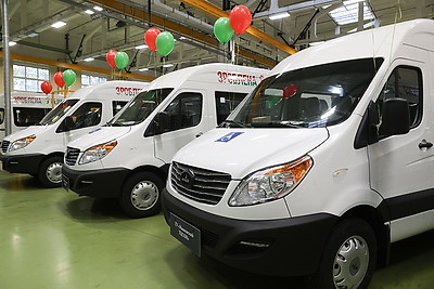 Ключи от микроавтобусов передали в соцучреждения страны