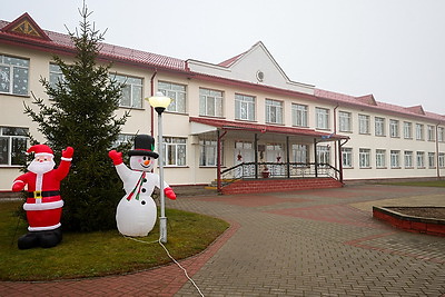 Детская площадка в подарок. Шулейко поздравил воспитанников пансионата \"Васильки\" в Щучинском районе