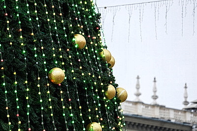 В столице украшают главную новогоднюю елку