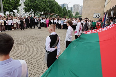 Последние звонки прозвенели для выпускников школ Беларуси