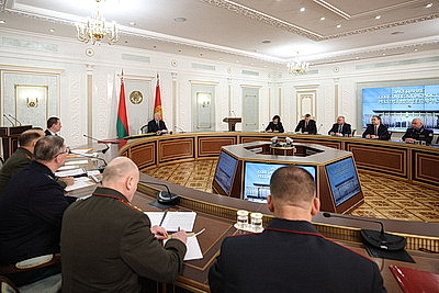 Лукашенко указал на милитаризацию западных стран и необходимость актуализировать оборонные действия