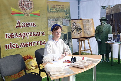 День белорусской письменности. В Лиде прошло открытие новой скульптуры, памятное гашение марки, презентации