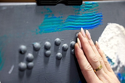 Познать душу через касание. Удивительная история незрячей художницы и ее тактильных картин