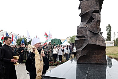 \"Это был не лагерь, а фабрика смерти\". В Тростенце открыли памятный знак жертвам геноцида