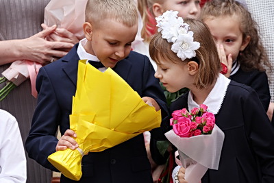 \"В три раза более долгожданно и волнительно\". В Минске в первый класс пошли тройняшки