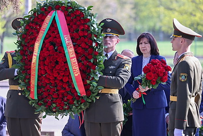 Члены Совета Республики возложили цветы в мемориальном комплексе \"Масюковщина\"