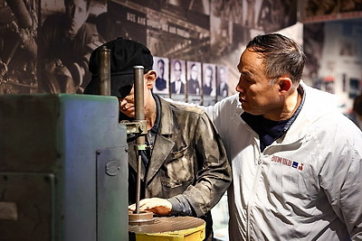 Участники медиатура \"Дорогами Победы\" презентовали Музею истории ВОВ копию уникального плаката