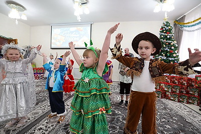 Акция \"Наши дети\". С новогодними праздниками поздравили ребят витебского детского дома