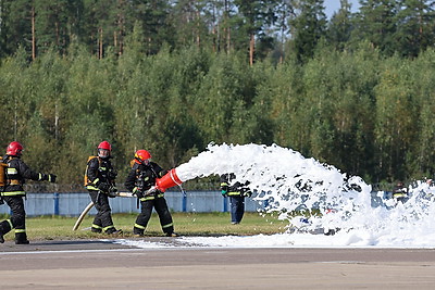 В Национальном аэропорту Минск прошло учение по тушению пожара и спасению людей