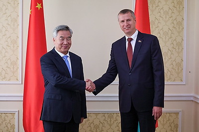 Крутой провел встречу с членом Постоянного комитета Политбюро ЦК КПК