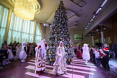 Дед Мороз, подарки и хороводы. 800 детей собрал благотворительный праздник в Гродно