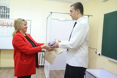 \"Твой голос первый\". Молодые избиратели голосуют на выборах Президента