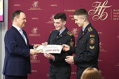 Победителей конкурса видеоблогеров \"Деньги имеют значение\" наградили в Нацбанке