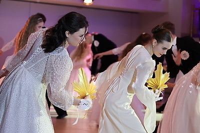 \"Девочки - как принцессы, мальчики - как принцы\". В Могилеве прошел новогодний бал для талантливой молодежи