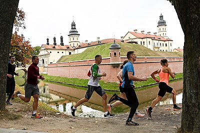 В Несвижском замке завершились соревнования по бегу с препятствиями Bison Race, собравшие 1500 участников всех возрастов