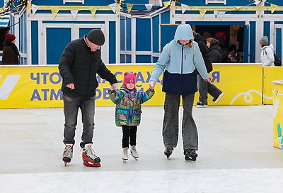 От ледового катка до подарков ручной работы. Чем удивляет рождественская ярмарка в Витебске