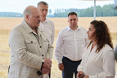 Лукашенко ознакомился с состоянием дел на агрокомбинате \"Заря\"