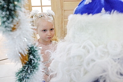 Деревушка Деда Мороза в \"Первом торговом\" принимает гостей