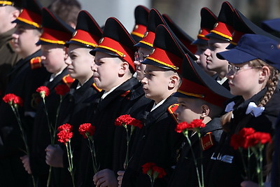 \"Выстрел памяти\" прозвучал у стелы \"Минск - город-герой\"
