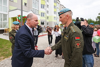 Новый дом для военнослужащих введен в строй в Марьиной Горке