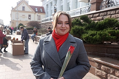 Тюльпаны, музыка и теплые пожелания. Спасатели Гродненской области поздравили женщин с праздником