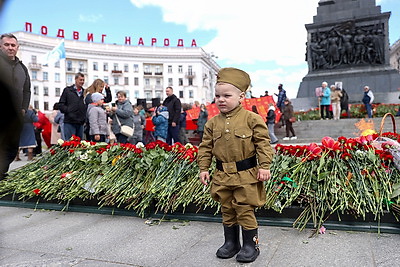 Память живет в сердцах! Народное возложение проходит на Площади Победы