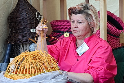 Сувениры, игрушки, аксессуары. Более 400 ремесленников участвуют в \"Задзвінскім кірмашы\" в Витебске