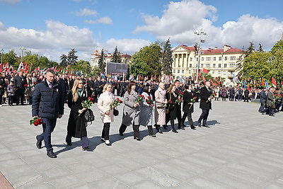 Память живет в сердцах! Народное возложение проходит на Площади Победы