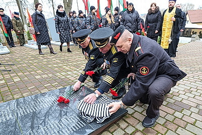 Валуны из Бешенковичей передали для памятника морякам в Санкт-Петербурге