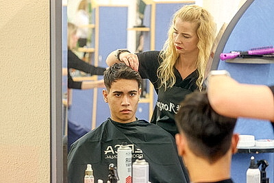 \"Золотые ножницы\" в деле. Более 20 парикмахеров сражаются за победу на конкурсе в Гомеле