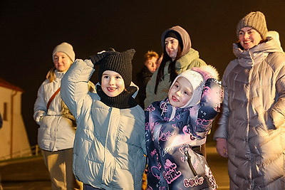 С хороводами, подарками и белорусскими песнями. В комплексе \"Лошицкий\" прошли первые новогодние гуляния