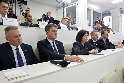 Лукашенко проголосовал на президентских выборах и провел пресс-конференцию для СМИ