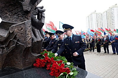 \"Это был не лагерь, а фабрика смерти\". В Тростенце открыли памятный знак жертвам геноцида