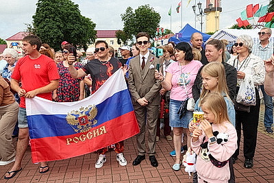 \"Вішнёвая квецень сяброўства\". Гала-концерт ягодного фестиваля прошел в Глубоком