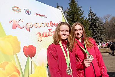 Яркие образы и блестящий макияж - в Минске состоялся \"Красивый забег\"