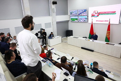 Лукашенко проголосовал на президентских выборах и провел пресс-конференцию для СМИ