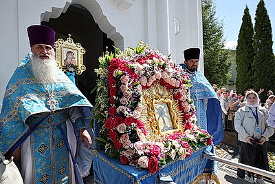 \"Место, где отдыхают душой\". Явление Жировичской иконы Божией Матери празднуют православные верующие
