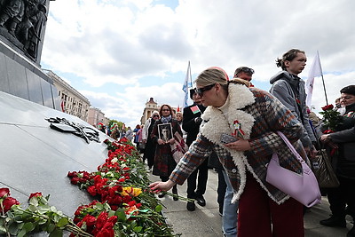 Память живет в сердцах! Народное возложение проходит на Площади Победы