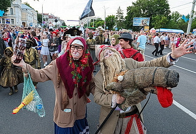 Красочное шествие по улицам Витебска провели участники феста \"На семи ветрах\"