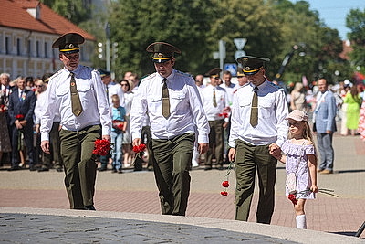 Более 2 тыс. человек прошли по центру Гродно в \"Шествии поколений\"