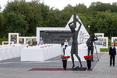 Ребята из \"Поезда Памяти\" побывали на мемориале детям-жертвам войны
