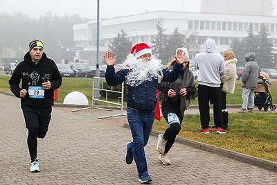 Нарядные, бодрые, счастливые. Более 300 человек вышли на старт Новогоднего забега в Бресте