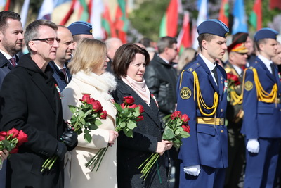 \"Беларусь помнит\": торжественная церемония возложения цветов проходит на площади Победы