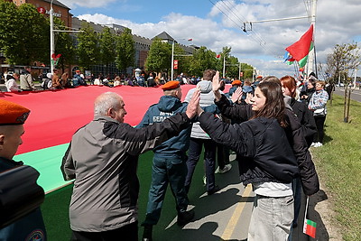 500 м длиной и 9 м шириной. В Минске пронесли самый большой флаг Беларуси