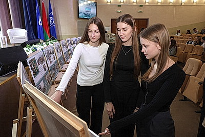 В Международном университете \"МИТСО\" представили книгу \"Суперпозиция. Параллельные миры\"