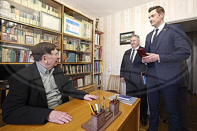 Автор гимна и \"сінявокай Беларусі\". Награду от главы государства доставили Владимиру Каризне